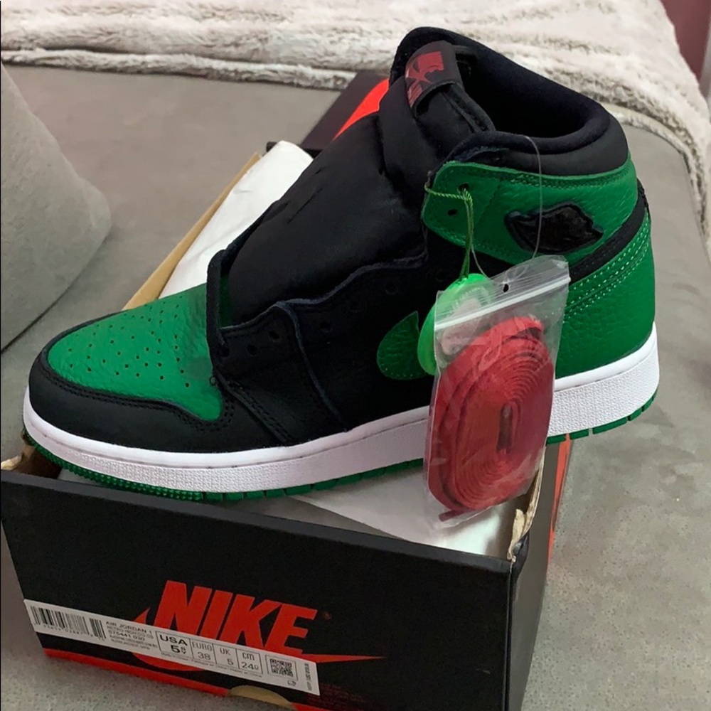 5.5Y Air Jordan Retro High sneakers